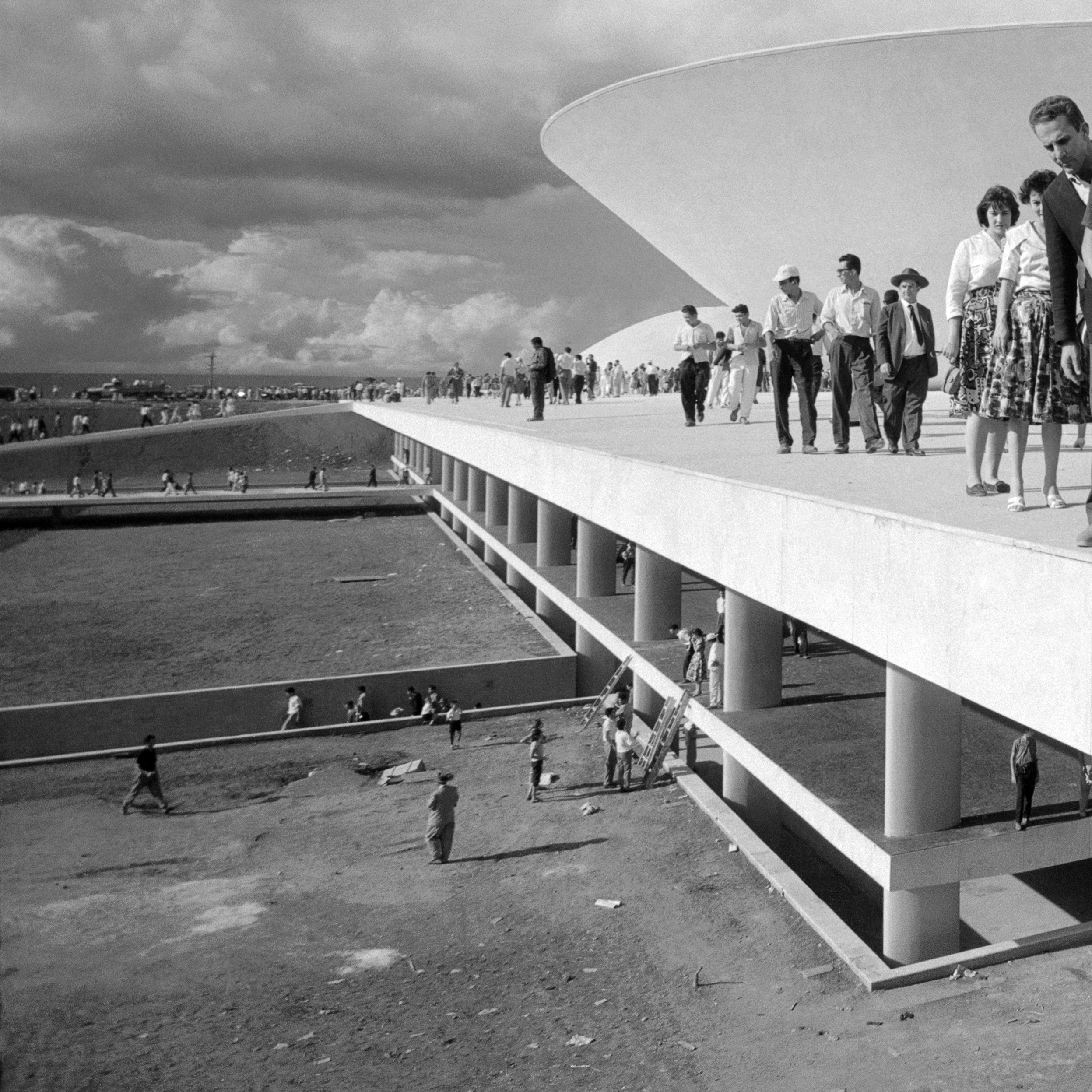 Recorte de fotografia “Populares sobre cobertura do palácio do Congresso Nacional no dia da inauguração de Brasília” (1960), de Thomaz Farkas (Acervo Instituto Moreira Salles), utilizada na capa de "Estado e forma política", de Alysson Mascaro