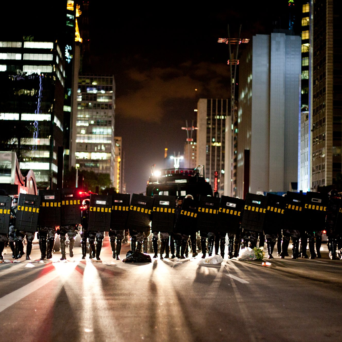 Repressão policial à manifestação contra o aumento das tarifas dos transportes paulistanos, na Avenida Paulista, em 06 de junho de 2013. Fotografia de Pedro Chavedar.