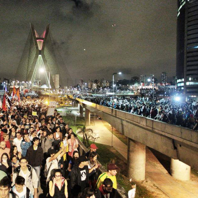 Ponte estaiada (em São Paulo) tomada pelas manifestações do dia 17 de junho. Crédito da imagem: Mídia NINJA